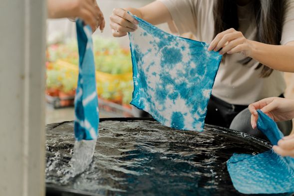 耐心等待之後,迎接來的是充滿驚喜的藍色時光!你也可以帶自己的舊衣物來染色,讓舊衣煥發新生!