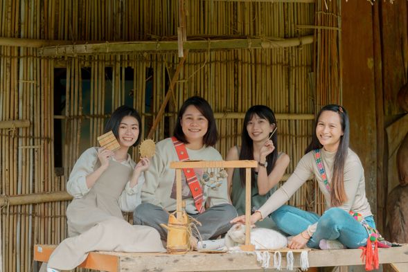 編織只是順便,聊天才是重點吧哈哈!一個人編織多無聊,在部落裡,三五好友聚在一起編織生活所需,聊聊生活瑣事,感情也在經緯交錯之間變得更緊密!