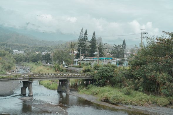重安部落位於都威溪河畔,小橋河水人家的景色絕對不輸國外!