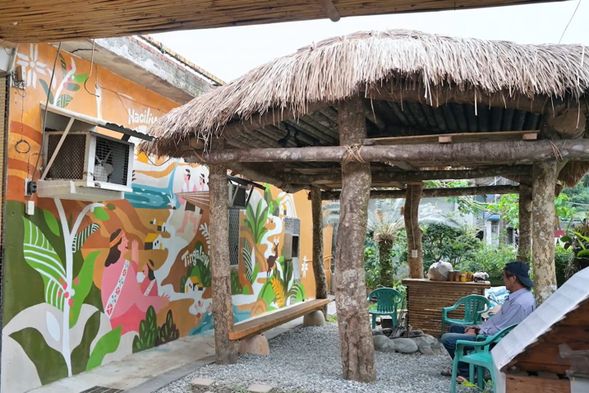 入門版 _ 在部落特地打造的Pahanhan雜貨店茅草涼亭下,邊看著彩繪地圖墻聽部落故事,最適合初次認識豐富部落的你!