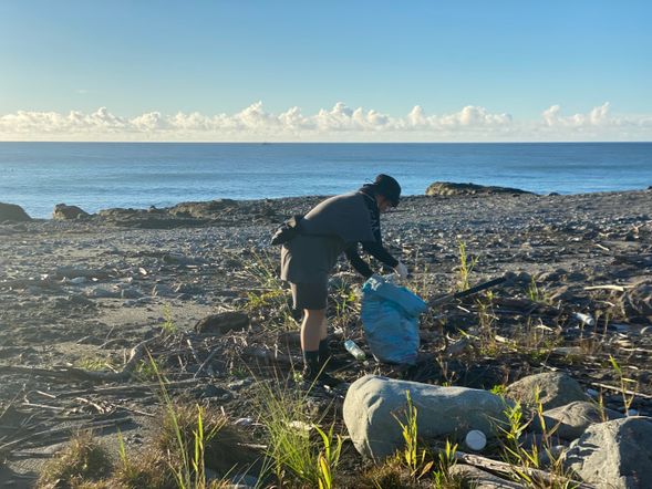 其實淨灘是很好的靜心過程唷!用自己的步調在海岸上慢慢尋找垃圾,人在簡單專注的過程中,也是讓自己靜下來的好機會!