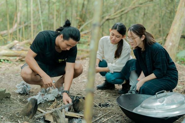部落主題文化體驗(永續媒合票)——支亞干部落青年創業的阿改玩生活,堆砌三石灶以傳統方式燻肉,或是崁頂部落布農族復育小米與保種文化的相關體驗。