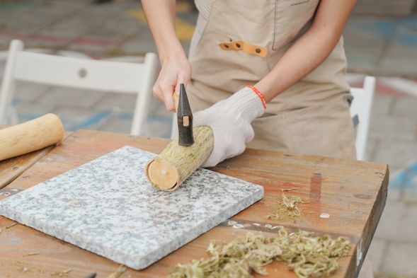 敲啊敲,又可以 舒壓又可以收穫獨一無二的樹皮布,是不是很讚!