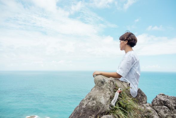 跟著故事走,登高,翻過高山森林基地裡的勇氣石;望海,無邊的藍色景致拂風而來,看過這樣的光景,應該就不會再為任何事糾結了吧?