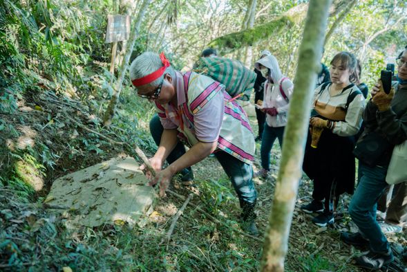 跟隨布農獵人,走入蜿蜒獵徑,學習山林智慧、打獵的規則與禁忌