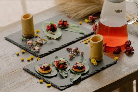 復興部落在東海岸不走尋常路,當大家都在種稻米的時候,他們卻種了許多種類的香草,一起來喝個茶吃個點心,悠閒地等待藍染成品出爐吧!