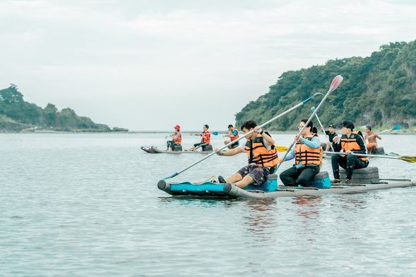 一邊享受音樂表演,一邊划著膠筏漂流在秀姑巒溪出海口,一定爽到不行!