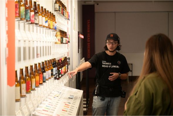 17:30 - 18:00 :報到入場 ( 領取發票及活動手環 )
18:00 - 18:10 :領取迎賓飲品
18:10 - 18:30 :文化展區導覽