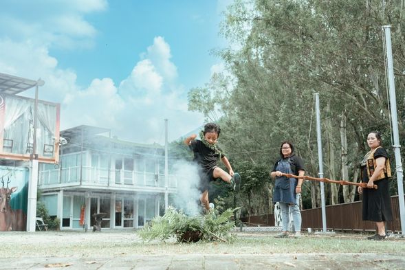 部落裡的迎賓儀式,過火與共享五連杯儀式。