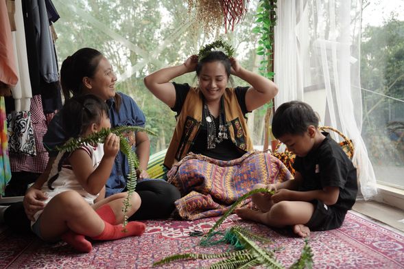 親手製作部落裡工藝師的工藝體驗,體驗花環、串珠、皮雕三種體驗。
