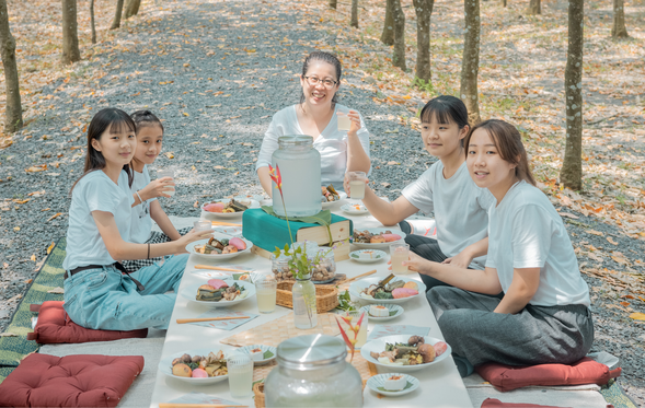 林下餐桌享用在地美食