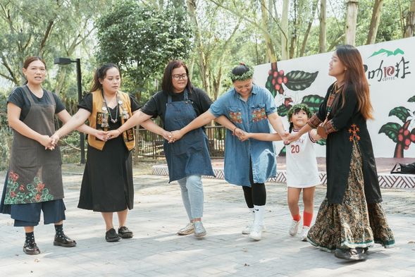 一起手牽手歡歌,vuvu的冠冕儀式。