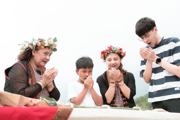 搓圓後第一球需呼一口祝福的氣並放入瓶罐中。