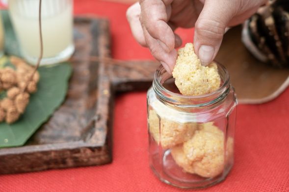 瓶罐中的小米裝滿後倒入適量的水。