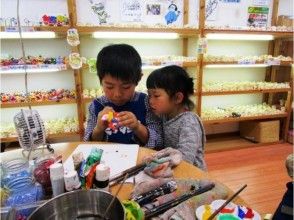 子どもも体験できます。自由な発想で、塗り絵感覚の絵付けを楽しめます。