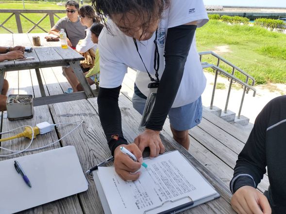 名簿に氏名/住所/電話番号を記入。