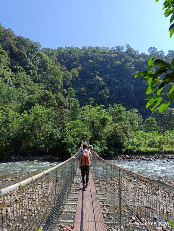 Day 1: Cultural Trek & Immersion In Kg. Lingga
- 6KM guided jungle trek
- Dalai Beads making, Traditonal fishing, Rice wine making, Tradisional games
- Accommodation: Tent