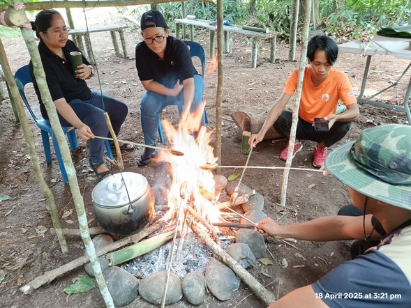 9:00 AM – Arrival & briefing at Pukak rafting base
9:30 AM – Start Rafting Journey (7–8km)
11:00 AM – Arrive at RS Kamandus Viewpoint
11:30 AM – Local Lunch with a scenic view
12:30 PM – Begin Survival Skills Session
-Introduction to the 4 Elements of Survival
3:00 PM – Jungle snack: grilled banana, sweet potato, and corn
4:00 PM – Wrap-up, Q&A, photo session
4:30 PM – End of Program / Return transfer