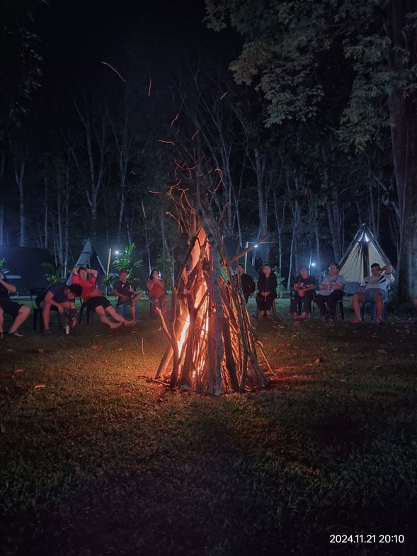 Day 1: Kota Kinabalu – Kiulu (RS Kamandus Camp)
08:00 AM – Pick-up from Kota Kinabalu
09:30 AM – Arrive at RS KAMANDUS Camp (approx. 1.5-hour drive)
10:00 AM – Welcome briefing, light refreshment
10:30 AM – 12:00 PM – Cooking Class
12:00 PM – 01:00 PM – Lunch
01:00 PM – 04:00 PM – Basic Jungle Survival Session
04:00 PM – 06:00 PM – Afternoon tea & rest
06:30 PM – 07:30 PM – Dinner
07:30 PM – 09:00 PM – Campfire activity / night reflection
09:00 PM – Overnight in Private Hut