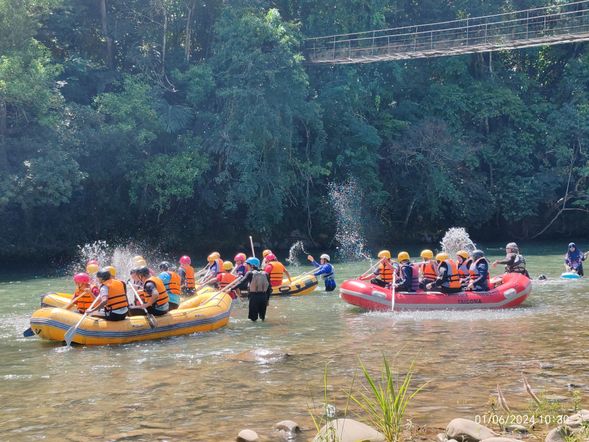 0845 AM - Estimate time of arrival at the rafting base
0915 AM - Safety briefing by river guide
0930 AM - Start rafting journey (7-8KM)
1130 AM - Arrive at the ending point. Clean up. Change.
1200 PM - Lunch
0100 PM - Estimate time of Departure
