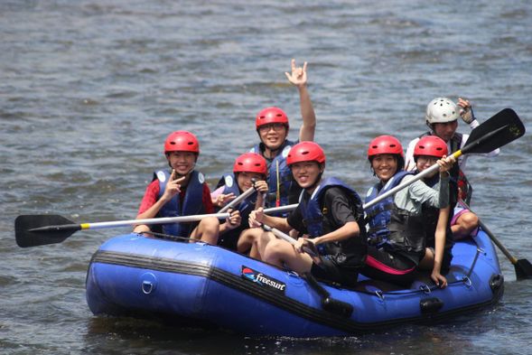9:00 AM – Arrival & Welcome Briefing in Kiulu
9:30 AM – Cultural Workshop 1: Gong Playing Session
10:30 AM – Cultural Workshop 2: Dalai Bead Making
11:30 AM – Traditional Fishing Activity with Locals
12:30 PM – Local Lunch by the riverside
1:00 PM – Transfer to rafting starting point
2:00 PM – Safety briefing & start of Kiulu River Rafting
3:30 PM – Rafting ends / Refreshments & rest
4:00 PM – Return transfer / Farewell
4:30 PM – End of Program