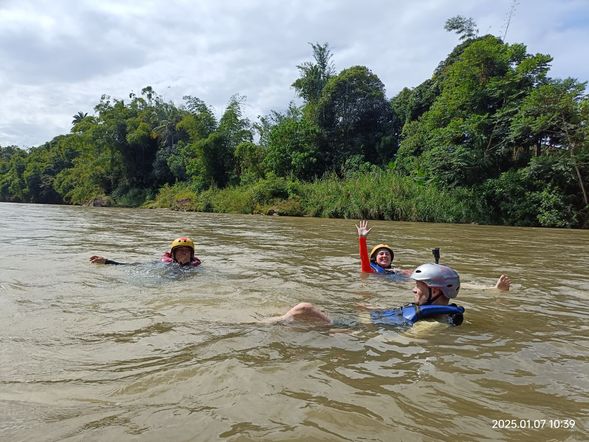 Day 3: Monggoluton Riverview Camp – Outreach Borneo Camp
06:30 AM – Wake up & freshen up
07:00 AM – 08:00 AM – Laughing Yoga session
08:00 AM – Breakfast
09:00 AM – 11:30 AM – White Water Rafting (Grade 1–2, approx. 2.5 hrs including prep & safety)
12:30 PM – Lunch at Outreach Borneo Camp
02:00 PM – End of program / return transfer