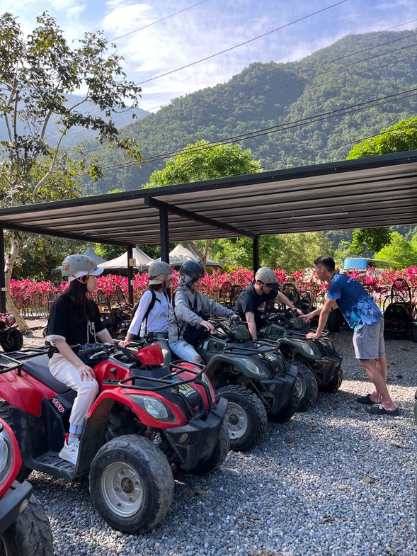 仔細聆聽教練講解騎乘教學及行前注意事項