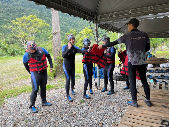 請穿著合適的下水服裝,跟教練領取活動裝備