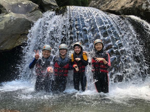 瀑布沖涼忘卻煩惱,遠離塵囂盡情歡笑~