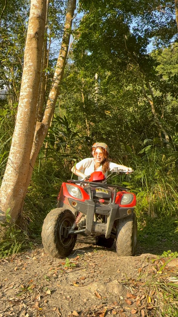 陽光灑在土壤地上,騎著沙灘車穿梭在叢林小徑真的超級過癮!