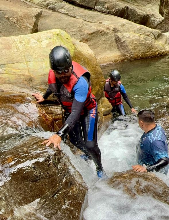 由專業教練帶領,互助合作挑戰鹿皮溪溯溪