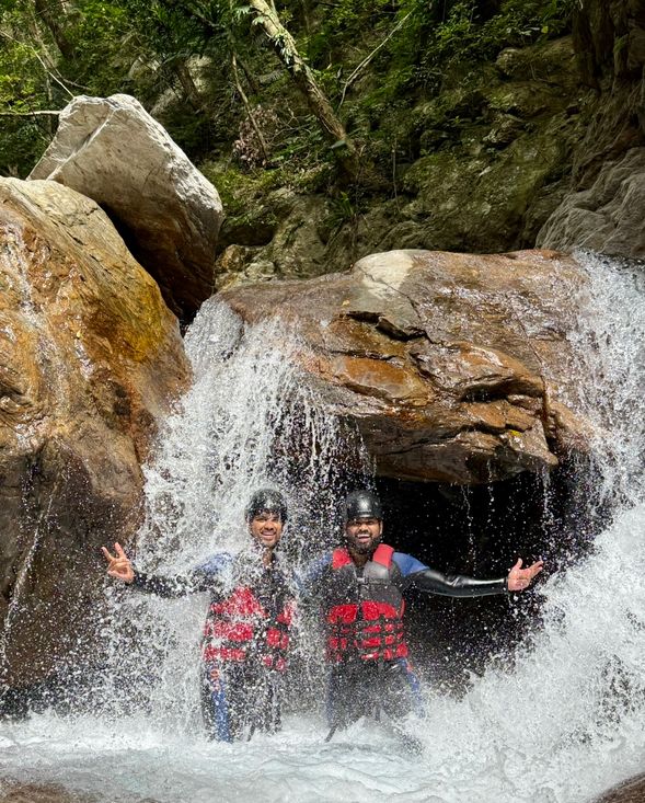 瀑布沖涼忘卻煩惱,遠離塵囂盡情歡笑