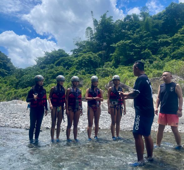 仔細聆聽教練行前講解,以確保活動過程安全無虞~