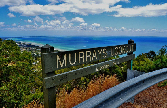 到达亚瑟王座山观景台领略莫宁顿半岛内湾 - 菲利普海湾的壮美,之后在缆车餐厅享用午餐