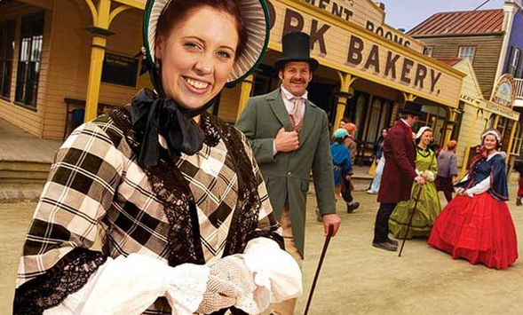 到达巴拉瑞特淑芬山金矿主题乐园进行游览(景区内有:熔金表演,红衣卫队,马车乘坐,淘金河,主街等 实景园区表演可供参观)