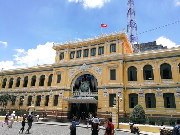 西貢中央郵局
西貢中央郵局,又稱越南中央郵局,是胡志明市的地標之一,也是法國殖民時期的重要建築。 它建於1886年至1891年間,具有獨特的法式建築風格,並融合了越南特色。 郵局內部寬敞,裝飾精美,並且至今仍在運營,是遊客和當地居民的熱門景點。