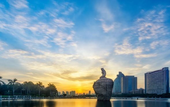 白鷺洲公園
廈門著名的湖畔公園,以白鷺女神雕像、音樂噴泉與悠閒夜景聞名,是當地市民散步休憩的熱門景點