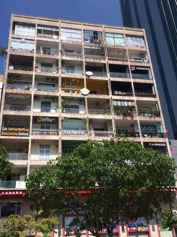 咖啡公寓
咖啡公寓(The Cafe Apartment)位於胡志明市Nguyen Hue街42號,建於20世紀中期,還曾經為越南政府和美國軍方的駐扎地、政府官員的私宅,原是逐漸廢棄的老公寓,2015年時才被翻新,一家家咖啡店進駐這棟十層樓的公寓,一格一格的繽紛色彩,成為越南街頭的獨特風景。