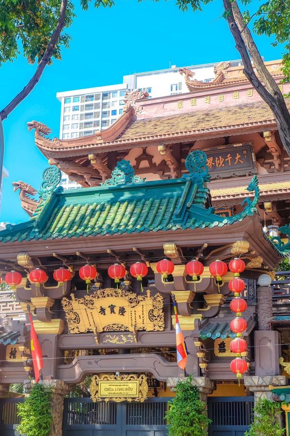 隆寶寺
隆寶寺,在越南又被稱為寶龍寺,正式名稱為「寶龍祖庭禪院」,是南宗派佛教的重要寺廟,以其美麗的建築和古老的寶塔聞名,吸引了許多遊客和佛教信徒。