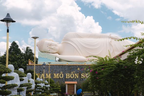 永長寺
建于1846年距今已有100多年的歷史,是美托最著名的寺廟。這里有東南亞最大的彌勒大佛像,還未進入永長寺就已經看到了白色的彌勒大佛坐在寺院的中央。一進入寺院就在眼前。