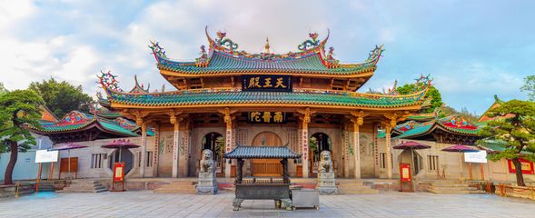 南普陀寺
廈門著名佛教古剎,依山面海、香火鼎盛,是結合宗教文化與自然景觀的知名景點