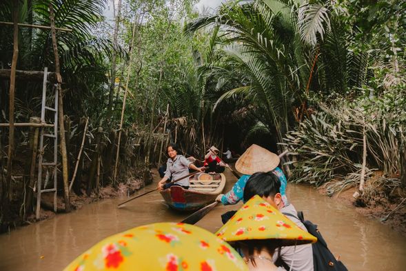 暢遊湄公河風光
乘坐上這些古樸的木船,隨著河流緩緩前行,身邊的景色如詩如畫,令人不禁陶醉。船夫輕輕劃動著槳,帶領我們穿越蜿蜒的河道,兩岸的綠林交錯,宛如一片翠綠的長廊。