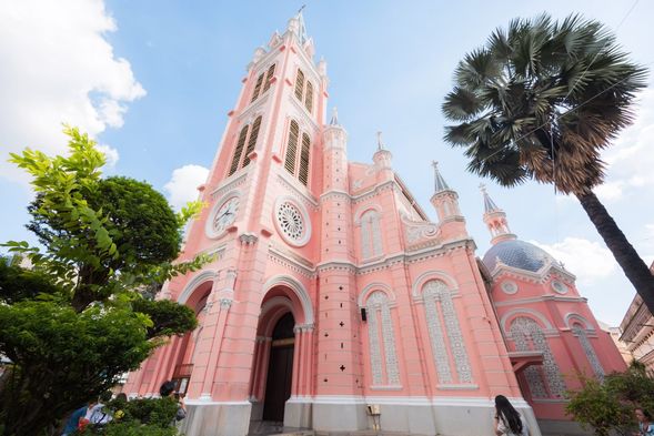 粉紅教堂
大家口中的粉紅教堂,官方名稱為「耶穌聖心堂」,是在法國殖民越南時期所建,於1876 年竣工,當時的教堂與一般的教堂沒有太大的差別,全白色莊嚴肅穆的外觀,在歷經幾次擴建與改造之後,在1957 年時在外觀塗上粉紅色(鮭魚紅),才是現在大家看到的樣子,是現在胡志明市內最搶眼的觀光聖地之一。