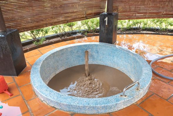 泥漿浴
美奈泥漿浴是當地著名的特色體驗,利用富含礦物質的泥漿敷在身體上,享受20分鐘泥漿浴,再進行20分鐘的礦泉浴,有舒緩疲勞、排毒、修覆皮膚的功效。 此外,還可以體驗溫泉水療、遊泳池等設施,是放松身心的好去處。