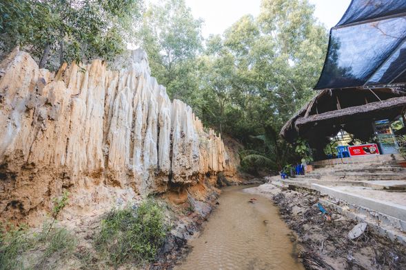 仙女溪
仙女溪(Fairy Stream) 位於越南美奈(Mui Ne),是一條流經沙丘和岩層的溪流,以其獨特的喀斯特地貌和紅色沙子而聞名。 遊客可以脫下鞋子,赤腳漫步在溪水中,感受細沙的按摩,並欣賞兩旁奇特的紅色岩壁和綠色植被。