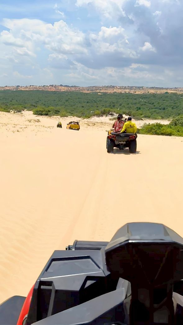 白沙丘衝沙
白沙丘衝沙,又稱白沙丘吉普車遊,是越南美奈白沙丘的一項熱門活動。 遊客乘坐吉普車或沙灘車在起伏的白沙丘上馳騁,體驗刺激的衝沙樂趣,並欣賞壯麗的沙漠風光和湖泊景色。