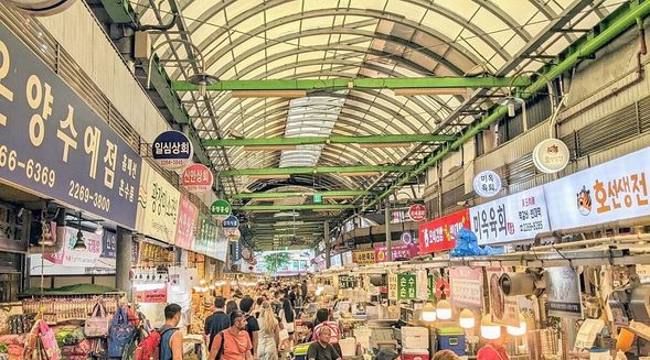 Lunch: Gimbap & Korean Street Food (Gwangjang Market)
Try gimbap, mandu, hotteok, and mayak rolls in one of Seoul’s oldest food alleys.