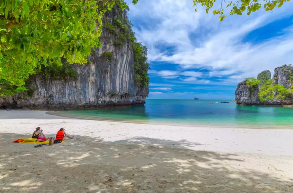 Enjoy delicious Thai lunch box on Hong Island Beach