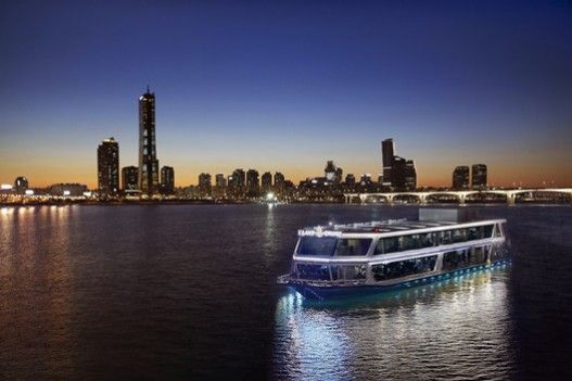 Seoul Night View: Hangang River Cruise (Yeouido)
Relax on a scenic cruise and enjoy views of Seoul’s skyline lit up in winter charm.