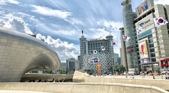 Dongdaemun Design Plaza (DDP)
Explore futuristic architecture and stop by K-beauty shops and exhibitions.